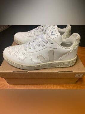 Veja V-10 Low Top Sneakers - White